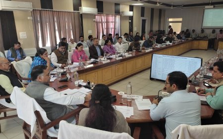 जिला प्रभारी मंत्री ने ली बजट घोषणाओं की समीक्षा बैठक, बजटीय घोषणाओं का समयबद्ध क्रियान्वयन हो सुनिश्चित-जिला प्रभारी मंत्री