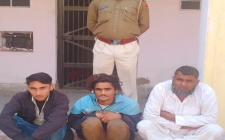 बोलेरो गाड़ी में बैठकर साइबर ठगी करते 3 आरोपी गिरफ्तार:सोशल मीडिया पर लड़कियों के नाम से बना रखे अकाउंट
