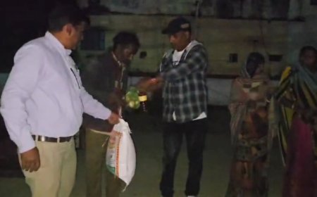 निर्धन परिवारों को निःशुल्क राशन किट वितरण