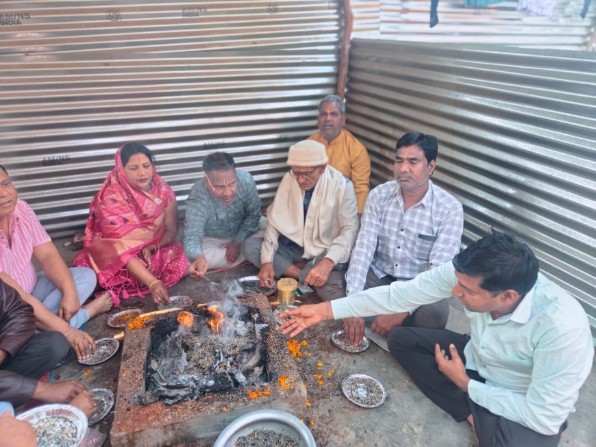 प्रयागराज में संगम स्थल पर सीकर संभाग एवं नीमकाथाना को पुनः जिला बनाने की मांग को लेकर यज्ञ में दी आहुतियां