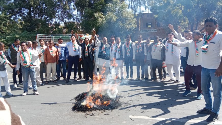 अमेरिका से भारतीय नागरिकों को अमानवीय तरीके से भारत भेजा, सरकार की खामोशी के खिलाफ विरोध किया प्रदर्शन