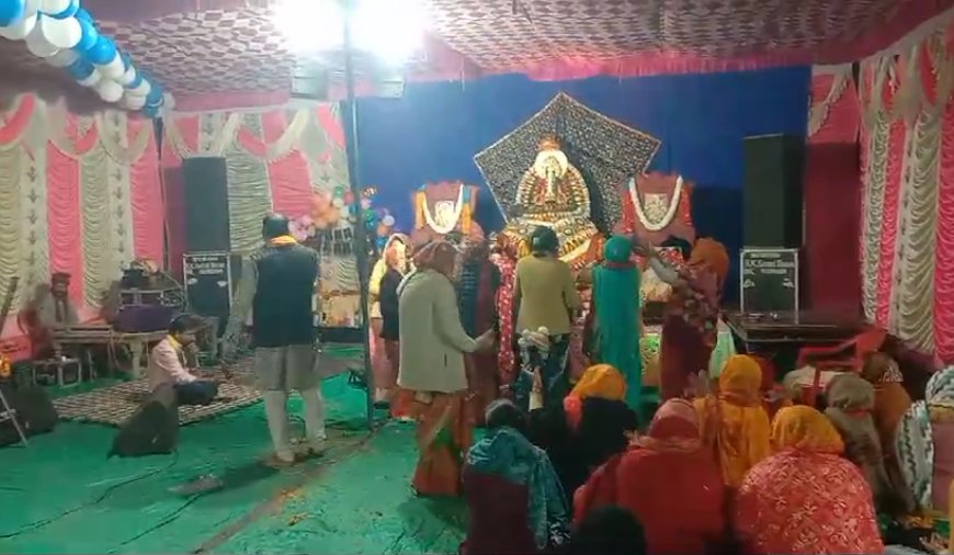 खाटूश्यामजी के जागरण में गायकों ने दी भजनों की प्रस्तुति, सजाए दरबार