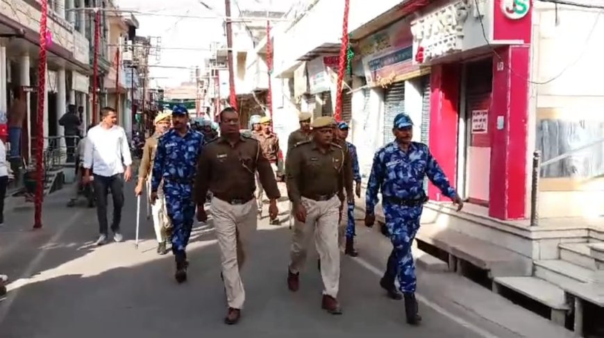 रैपिड एक्शन फोर्स ओर पुलिस ने निकाला फ्लैग मार्च