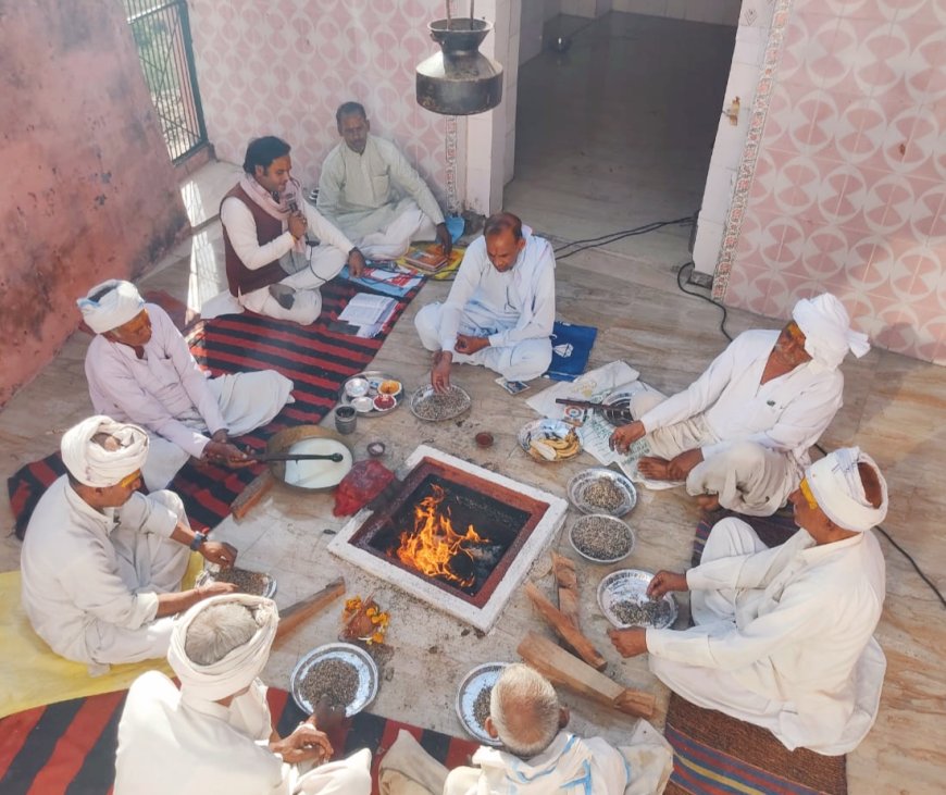 वैदिक मंत्रोच्चारणों के साथ तीन दिवसीय हवन यज्ञ शुरू,  ख़ाक नाथ मंदिर पर सामुहिक हवन यज्ञ में ग्रामीणों ने डालीं आहुतियां