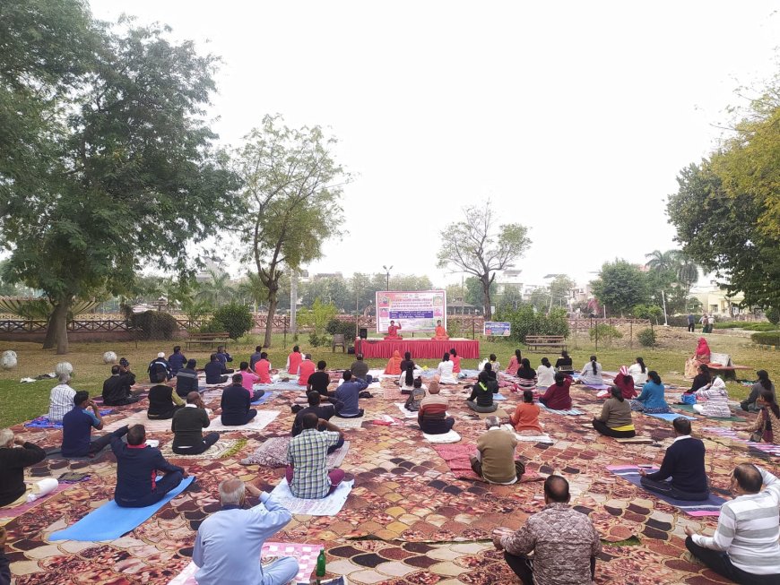 पतंजलि योगपीठ हरिद्वार की विदुषी योगिनियां करा रही शिवाजी गार्डन में योगाभ्यास