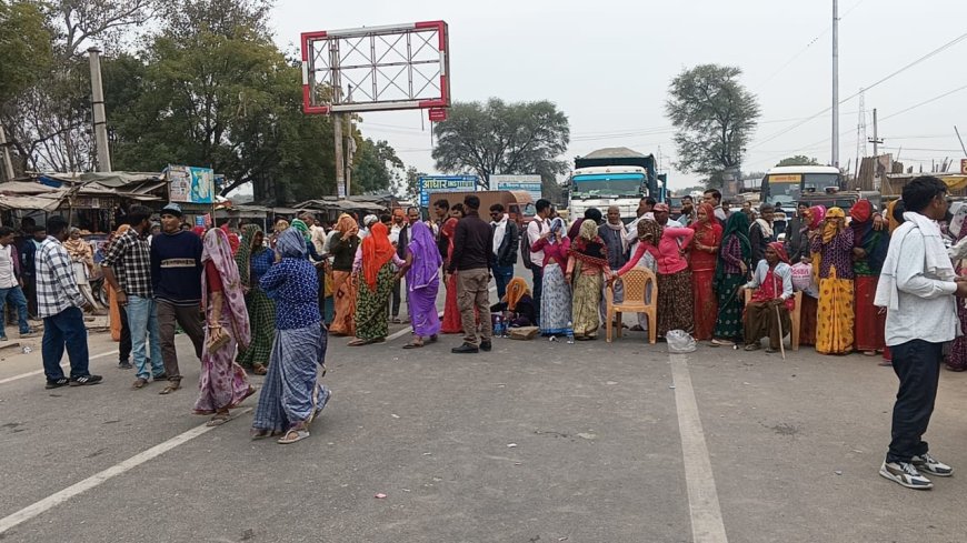 पेयजल समस्या से आक्रोशित लोगों ने स्टेट हाईवे पर लगाया जाम, विधुत बिल बकाया होने के कारण काट दिए ट्यूबवेल के कनेक्शन