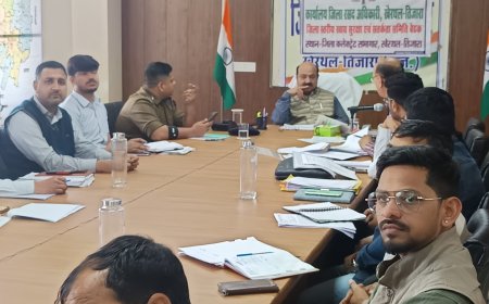 अतिरिक्त जिला कलेक्टर ने अधिकारियों की साप्ताहिक समीक्षा बैठक ली