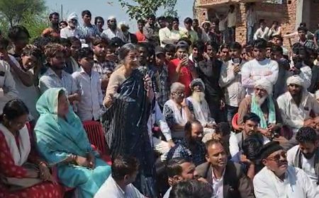 रघुनाथगढ़ में बच्ची की मौत का मामला: कम्युनिस्ट पार्टी के दिग्गज नेता पीड़ित परिवार के घर पहुंचे, आरोपी पुलिस कर्मियों के खिलाफ सख्त कार्रवाई की मांग