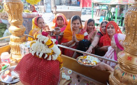 महुवा मेंशांतिकुंज हरिद्वार से आई दिव्य कलश ज्योति कलश यात्रा का  पुष्प वर्षा कर हुआ जगह-जगह स्वागत