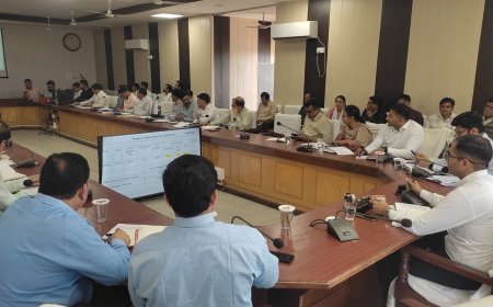 विभागों के बीच तालमेल को बेहतर बनाएं अधिकारी, ताकि कार्यों को गति देकर शीघ्र पूरा किया जा सके-जिला कलक्टर