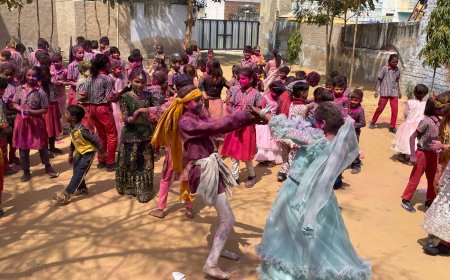 पेंग्विन किड्स एकेडमी रामगढ़ में रंग-गुलाल से खेली होली