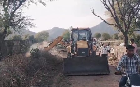 सड़क निर्माण में बाधित अतिक्रमण हटाया