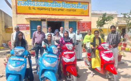 मौजपुर विद्यालय में किया स्कूटी वितरण