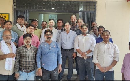 पुष्प वर्षा कर मनाया होली मिलन समारोह