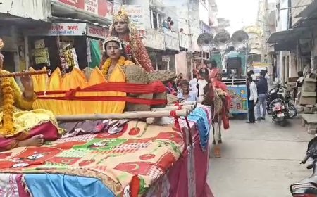 ढोला मारू की निकाली झांकी बैंड बाजे ऊंट घोड़ी की सवारियों के साथ