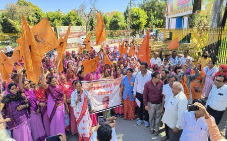 भारतीय मजदूर संघ ने जिला मुख्यालय पर प्रदर्शन कर सौंपा ज्ञापन