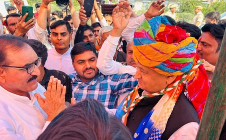 पूर्व मुख्यमंत्रीअशोक गहलोत का भरतपुर जाते समय कांग्रेसी कार्यकर्ताओं ने  तीन जगह  किया स्वागत