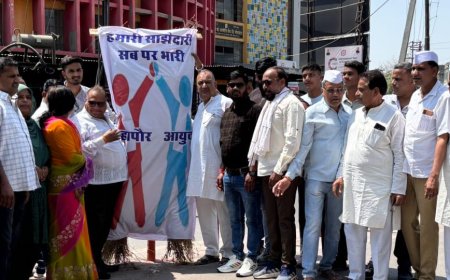 महापौर आयुक्त की साझेदारी के विरोध में सूचना केंद्र चौराहा पर निकाली शव यात्रा और किया पुतला दहन