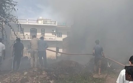 थाना परिसर में खड़े जप्त नब्बे बाइक, एक स्विफ्ट, एक इको कार व एक ट्रैक्टर आग में हुए खाक