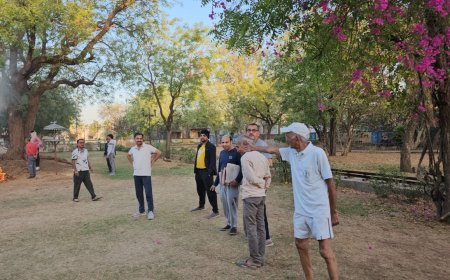 नव वर्ष संवत्सर पर सफाई अभियान चलाया:  योगियों, युवा व वरिष्ठ नागरिकों ने की गांधी पार्क की सफाई