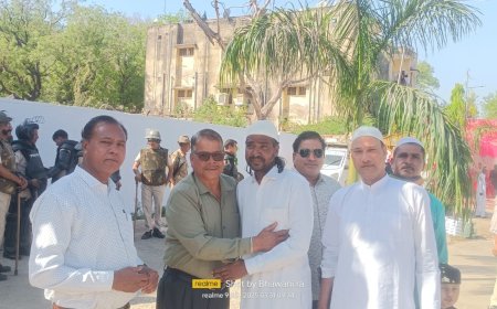 ईदगाह पहुंच अंबेडकर विचार मंच व कांग्रेस नेताओं ने गले लगाकर दी ईद की मुबारकबाद