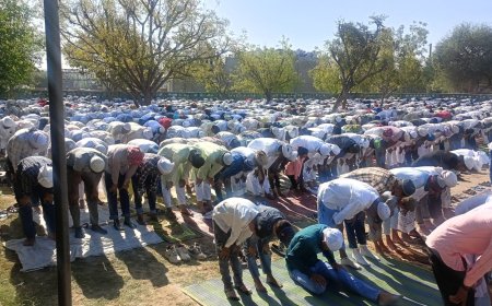सुख-समृद्धि और अमन चैन की दुआ मांगने को खुदा की इबादत में हजारों सर झुके
