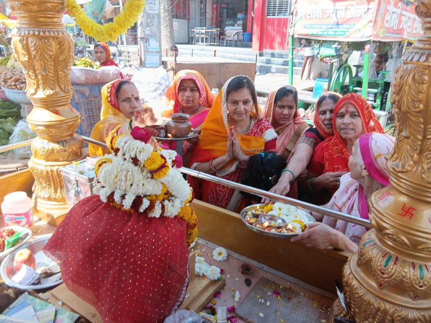 महुवा मेंशांतिकुंज हरिद्वार से आई दिव्य कलश ज्योति कलश यात्रा का  पुष्प वर्षा कर हुआ जगह-जगह स्वागत