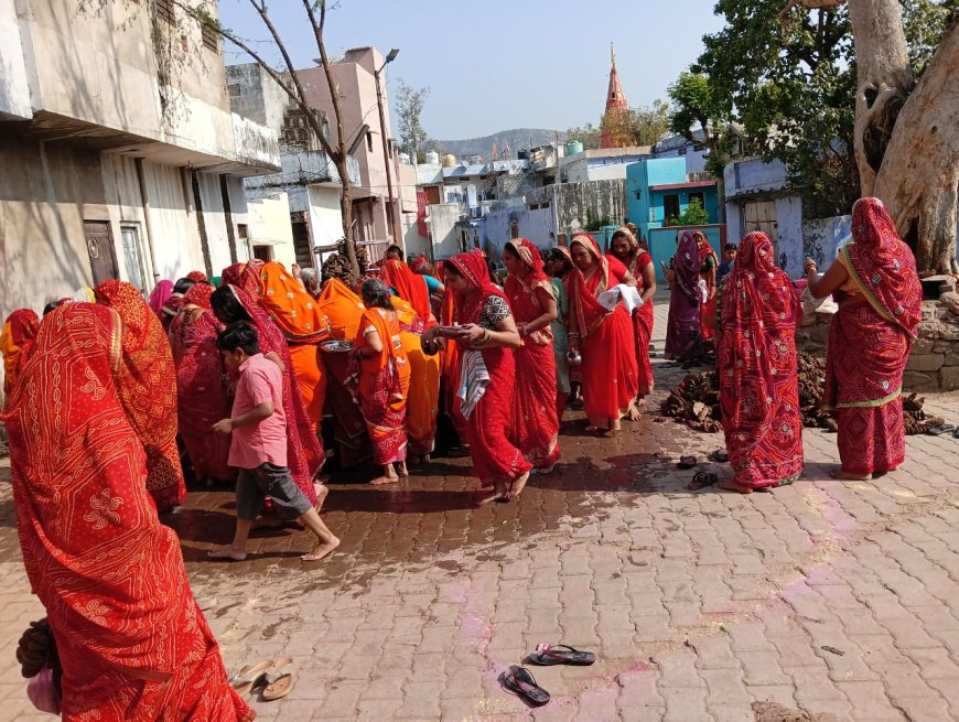 शुभ मूहूर्त में महिलाओं ने किया होली का पूजन मांगी खुशहाली की मन्नत