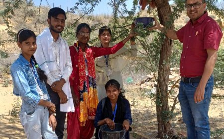 गर्मी बढ़ने पर पक्षियों के लिए विद्यार्थियों ने लगाए परिंडे