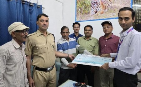 शाखा प्रबंधक एसबीआई अजबपुरा द्वारा प्रधानमंत्री जीवन ज्योति बीमा की क्लेम राशि प्रदान की