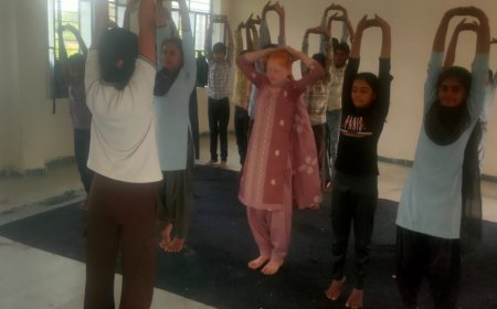 प्राथमिक स्वास्थ्य केंद्र पहड़ावती योग प्रशिक ने कराया योग