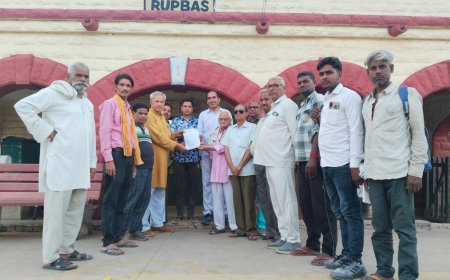 ट्रेन ठहराव को लेकर रेल मण्डल प्रबंधक के नाम स्टेशन अधीक्षक को सौंपा ज्ञापन