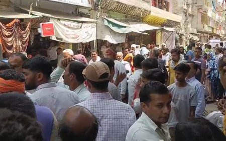 कस्बे के मुख्य बाजारों में अतिक्रमण हटाने की कार्यवाही के दौरान काटे चालान: दुकानदारों ने किया विरोध