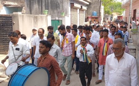 महुवा  में दोनों जैन मंदिर से निकली महावीर जयंती पर  भव्य शोभा यात्रा