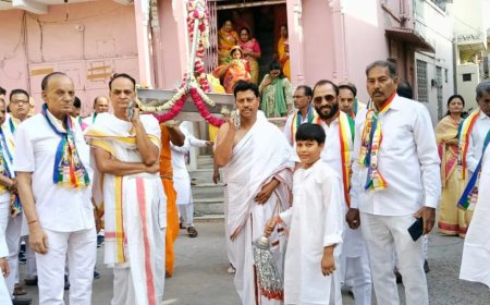 महावीर जयंती पर भगवान महावीर की निकली शोभायात्रा, शोभायात्रा का पुष्पवर्षा कर किया स्वागत