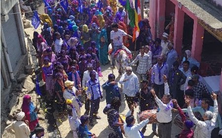 अंबेडकर जयन्ती पर निकली शोभयात्रा, जय भीम के नारों से गूंजा कस्बा नौगांवा