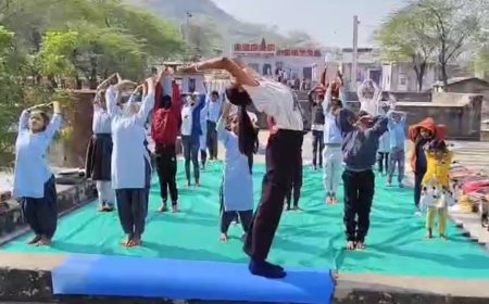 आयुष्मान आरोग्य शिविरों में योग सत्र का हुआ आयोजन