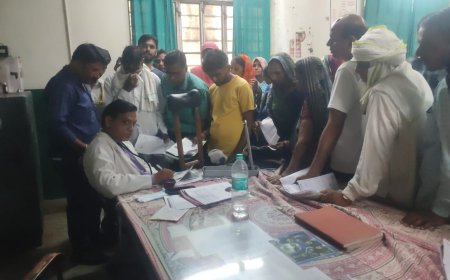 सामान्य चिकित्सालय में मौसमी बीमारी का कहर, डॉक्टर ले रहे लहर: एक फिजिशियन चिकित्सक को घेर कर खड़े मरीज