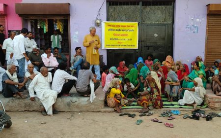 पेयजल संकट को लेकर  महिलाओं - पुरुषों ने किया धरना प्रदर्शन