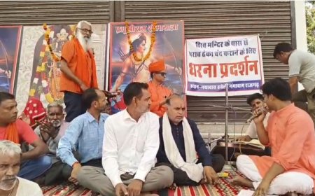 शराब ठेका खोले जाने के विरोध में तीसरे दिन महिला-पुरुष धरने पर बैठे, किया सुंदरकांड पाठ