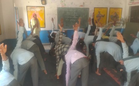 आयुष्मान आरोग्य मंदिर चिमरावली गोड योग प्रशिक्षक ने कराया योग