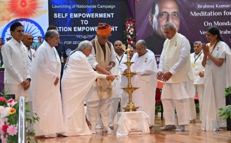 केन्द्रीय रक्षा मंत्री राजनाथ सिंह पहुंचे आबूरोड ब्रह्माकुमारी संस्थान के कार्यक्रम में लिया भाग: हेलीपैड पर जनप्रतिनिधियों व अधिकारियों ने की अगवानी