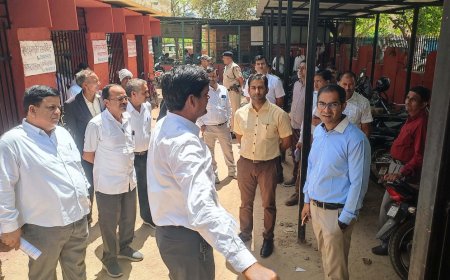 जिला कलक्टर ने किया कलेक्ट्रेट के विभिन्न अनुभागों का आकस्मिक निरीक्षण