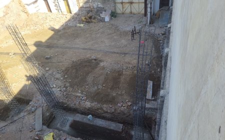 सड़क पर अवैध कब्जा करने से लोग परेशान