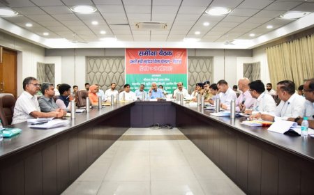 जिला प्रभारी मंत्री ने ली विकास कार्यों एवं योजनाओं की प्रगति की समीक्षा बैठक