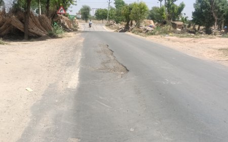 दो माह पूर्व तक चला दो वर्ष से निर्माणाधीन सड़क मार्ग कार्य:  फिर भी सडक में जगह जगह गढ्ढे