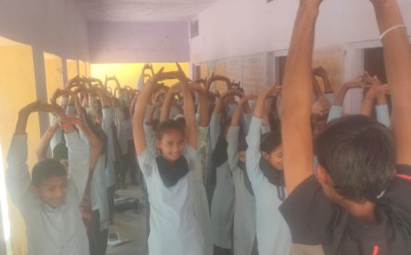 भारत में राष्ट्रीय स्वास्थ मिशन योजना के तहत योग शिक्षक शिखा रहे हैं योग