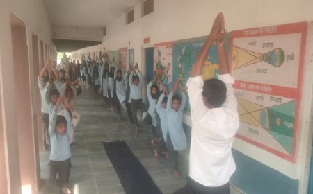 प्राथमिक स्वास्थ्य केंद्र मोजपुर अधीन उपस्वास्थ्य केंद्र चिमरावली गोड़ योग प्रशिक्षक ने कराया विद्यालय में योग