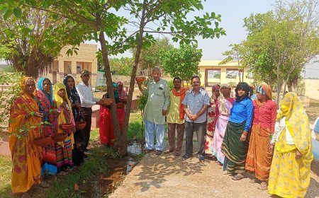 मोक्ष धाम में  मनरेगा कर्मियों ने बांधे परिंडे