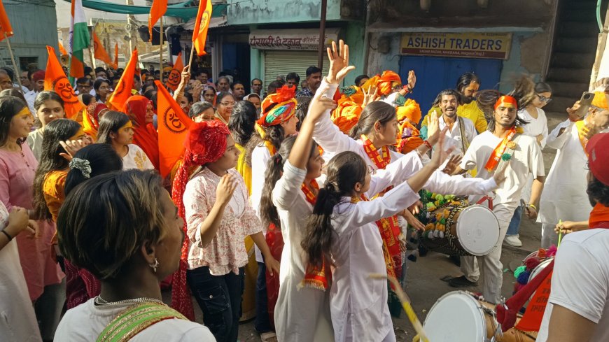 जय श्री राम के नारों के साथ निकली विशाल शोभा यात्रा